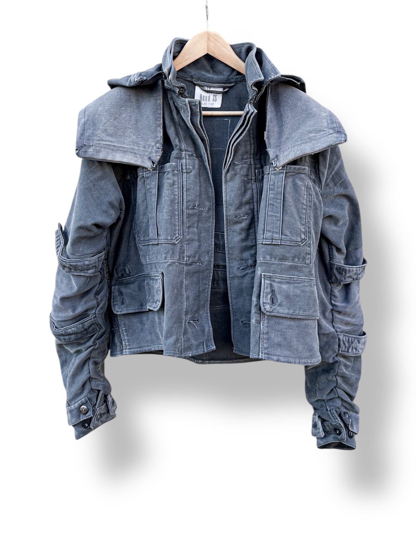 „Triple Collar Jacket“ + „Adjustable Shoulder Cape“
