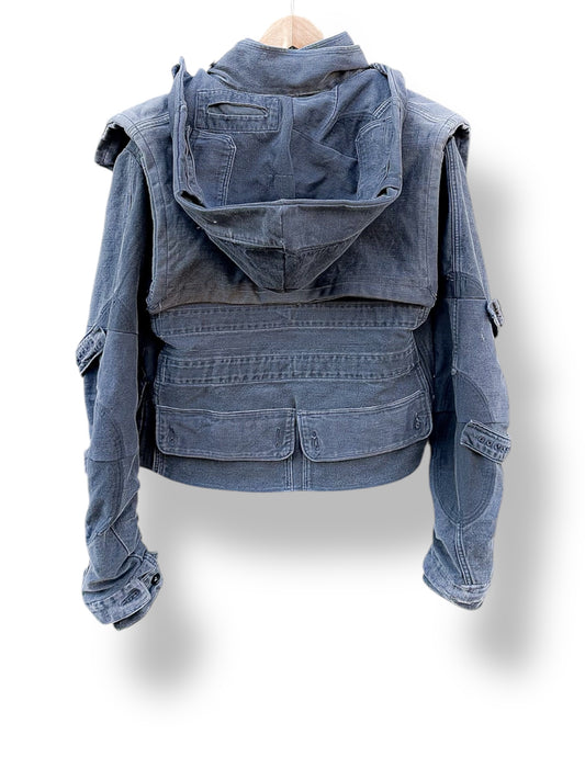 „Triple Collar Jacket“ + „Adjustable Shoulder Cape“