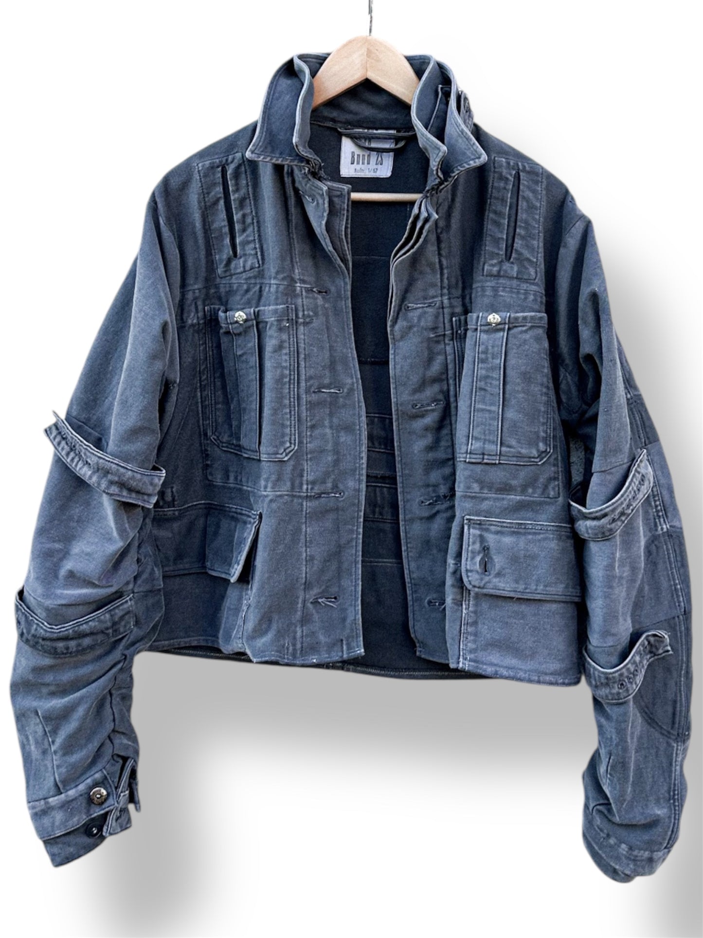 „Triple Collar Jacket“ + „Adjustable Shoulder Cape“