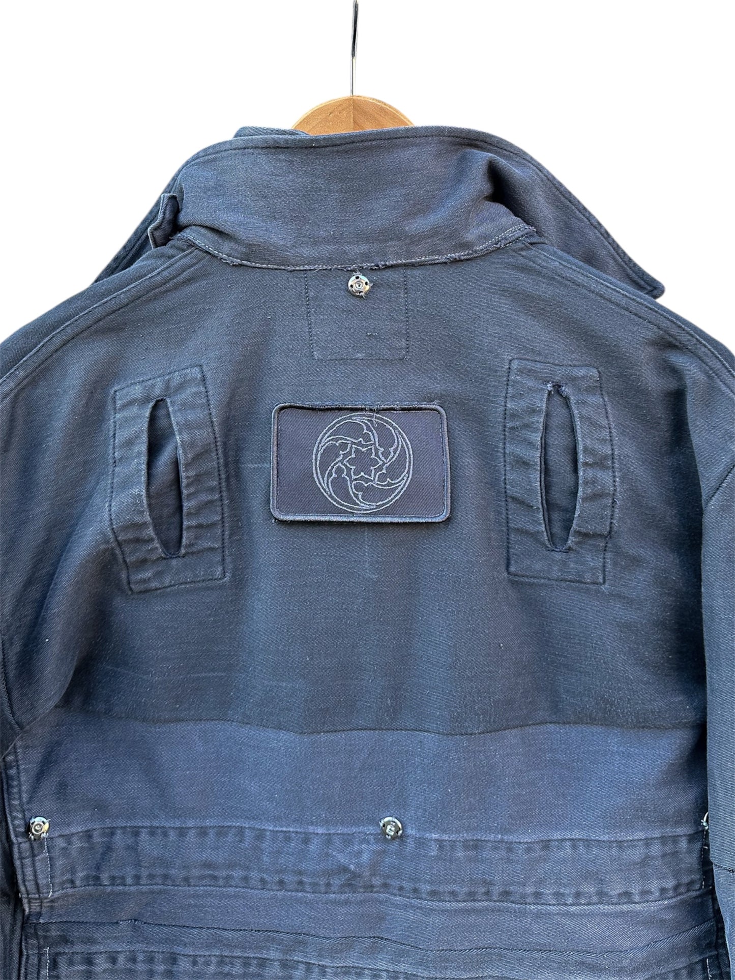 „Triple Collar Jacket“ + „Adjustable Shoulder Cape“