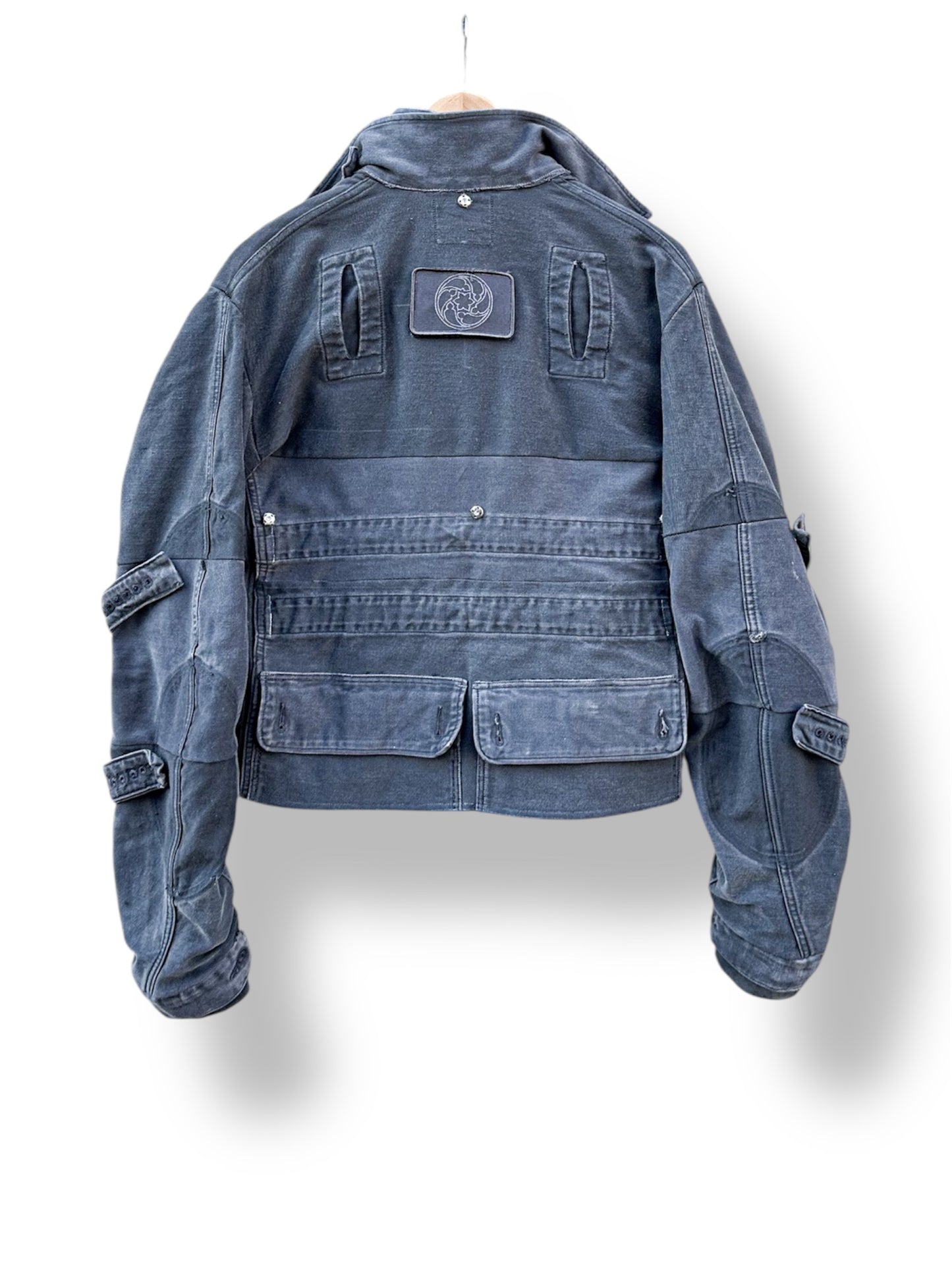 „Triple Collar Jacket“ + „Adjustable Shoulder Cape“
