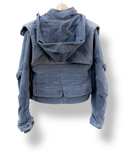 „Triple Collar Jacket“ + „Adjustable Shoulder Cape“