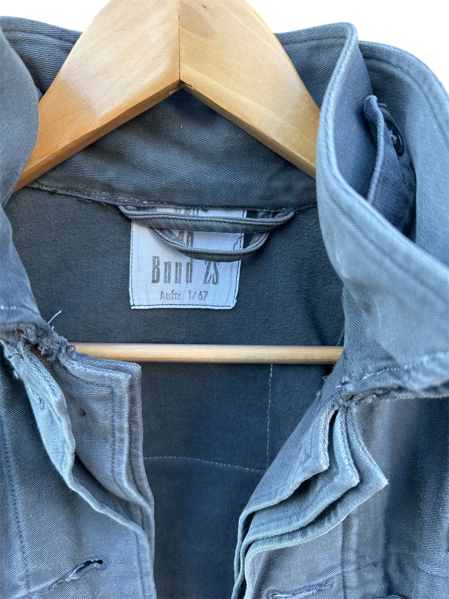 „Triple Collar Jacket“ + „Adjustable Shoulder Cape“
