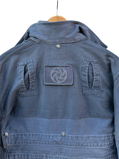 „Triple Collar Jacket“ + „Adjustable Shoulder Cape“