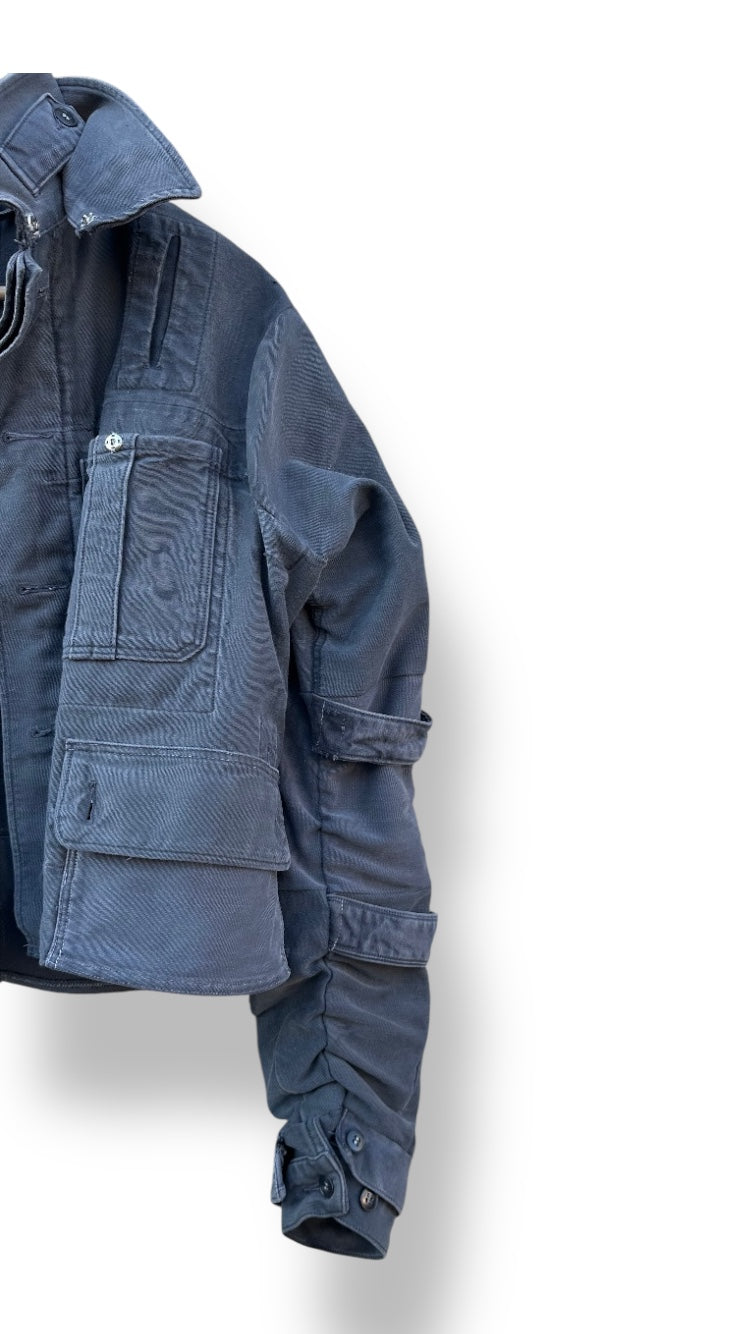 „Triple Collar Jacket“ + „Adjustable Shoulder Cape“