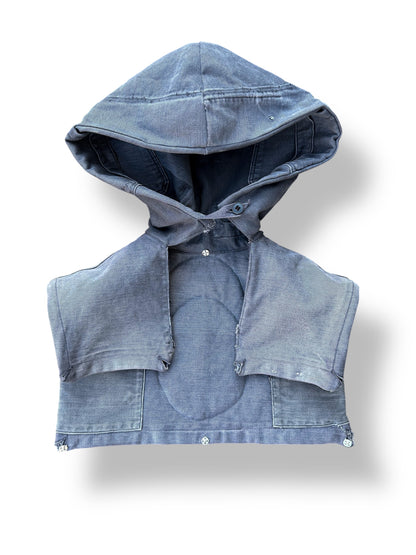 „Triple Collar Jacket“ + „Adjustable Shoulder Cape“